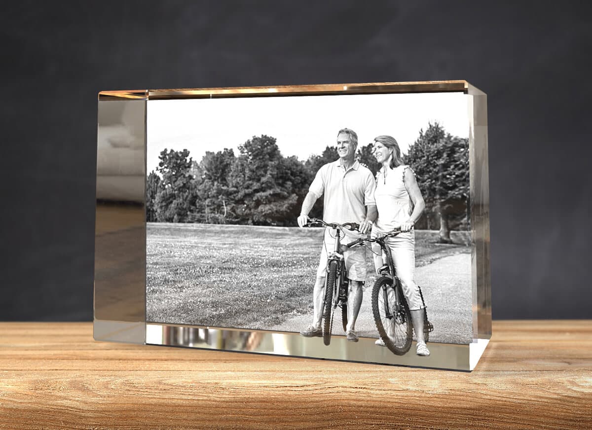 Couple image with a grass background engraved on a 3D photo crystal rectangle