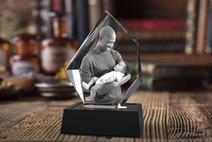 An image of a father holding his baby laser engraved in a 3D photo crystal iceberg