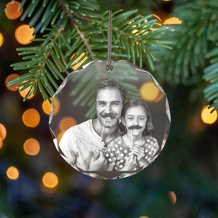 A picture of a father and daughter engraved in a 2D photo crystal ornament